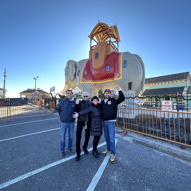 Deana Martin visits Lucy the Elephant.