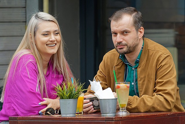 PIxabay/Couple enjoys dining outdoors.