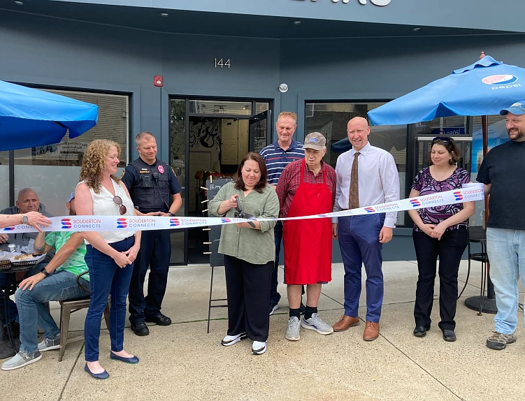 Micaela Chiaro, wife of operator Joe Chiaro, cuts the ribbon at Peppe Steaks’ grand opening ceremony. 