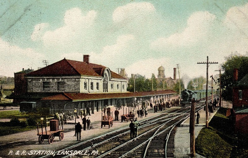 Colorized postcard from the early 20th century showing the train station. 