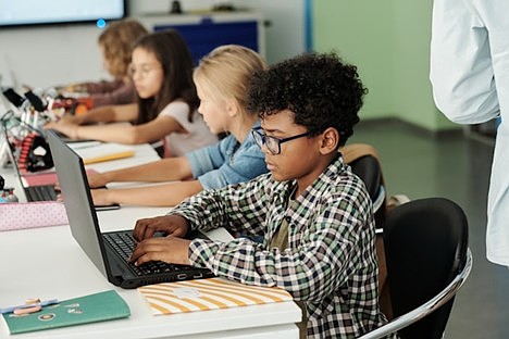 仮想学習者のためのソーシャルスキル：夏の間はつながりを保つ