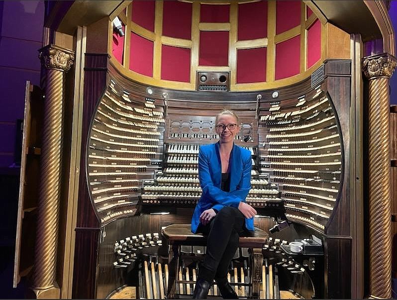 Anna Lapwood spent most of her preshow time on the behemoth organ's bench.