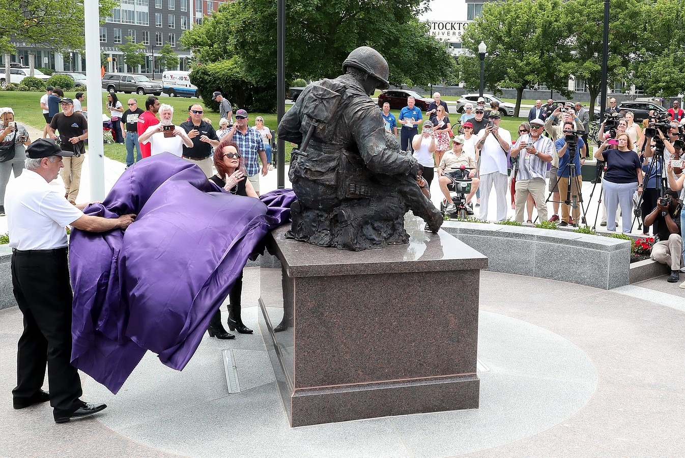 Statue unveiled as Friedenberg's daughter, Susan, looks on.