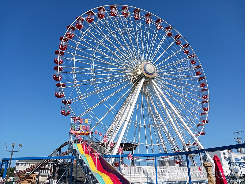 The 140-foot-tall Ferris wheel towering over the Boardwalk is Wonderland Pier's most iconic ride.