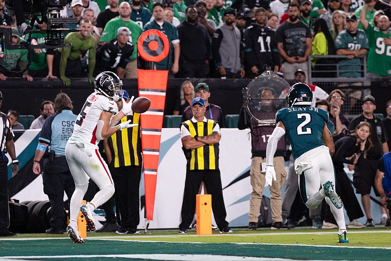 Sep 16, 2024; Philadelphia, Pennsylvania, USA; Atlanta Falcons wide receiver Drake London (5) catches a touchdown pass in front of Philadelphia Eagles cornerback Darius Slay Jr. (2) during the fourth quarter at Lincoln Financial Field. Mandatory Credit: Bill Streicher-Imagn Images