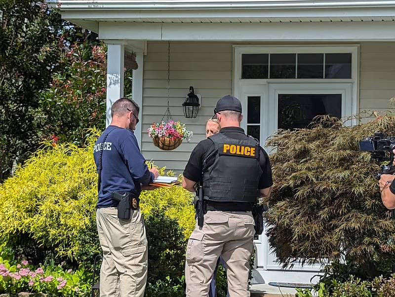 Officers question a neighbor as part of the training.