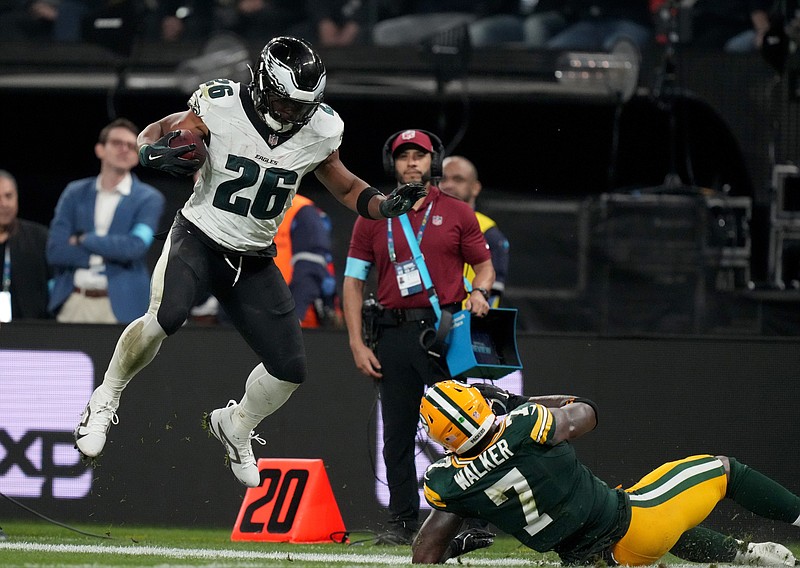 Sep 6, 2024; Sao Paulo, BRA; Philadelphia Eagles running back Saquon Barkley (26) avoids the tackle from Green Bay Packers linebacker Quay Walker (7) during the first half at Neo Quimica Arena. Mandatory Credit: Kirby Lee-Imagn Images