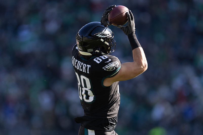 Jan 5, 2025; Philadelphia, Pennsylvania, USA; Philadelphia Eagles tight end Dallas Goedert (88) makes a catch against the New York Giants during the first quarter at Lincoln Financial Field. Mandatory Credit: Bill Streicher-Imagn Images