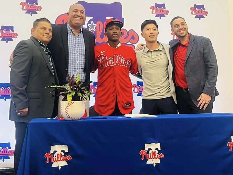 The Phillies have reportedly signed Nieves Izaguirre (center) as part of their international signing class. (@Johnhawy/X)