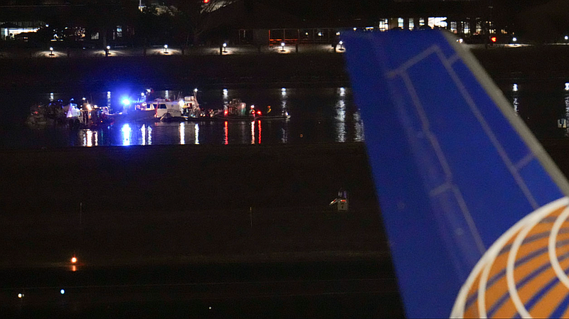 Emergency responders on site at the plane crash in Washington D.C. (Credit: Weather Channel)