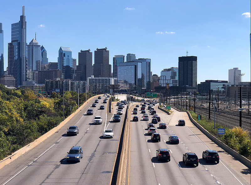 The Schuylkill Expressway (I-76) near Center City Philadelphia (Credit: Wikipedia user camartin)