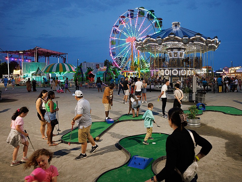 This summer, Independence Blue Cross RiverRink Summerfest is open from May 23 through Sept. 1. (Credit: M. Stanley for the Delaware River Waterfront Corporation)