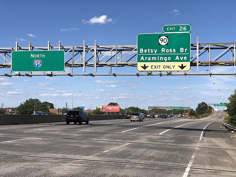 View north along I-95 at Exit 26 (Aramingo Avenue). Credit: Famartin (Wikimedia Commons)