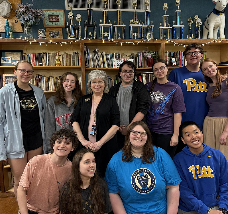 Andrea Roney surrounded by drama students (Credit: The Knight Crier)