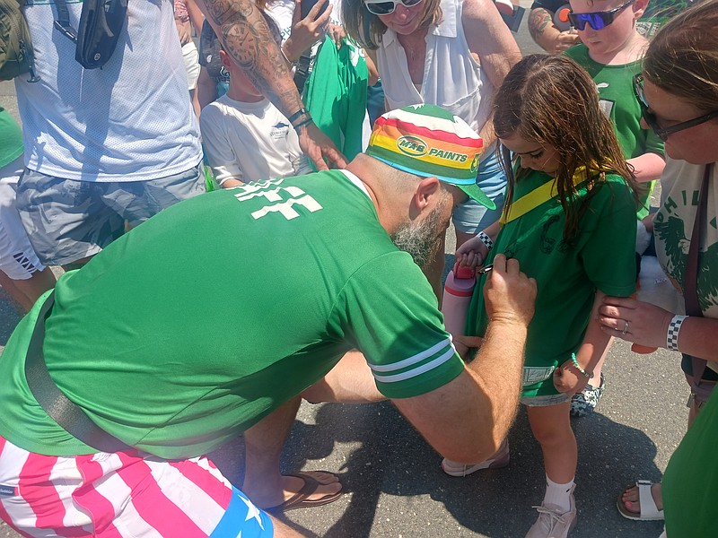 Jason Kelce autographs the shirt of 9-year-old Lily Bowen.