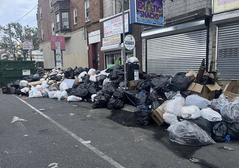 Many Philadelphia residents have turned to social media to share images of overflowing trash sites and urge the city to reach a compromise. (Credit: Twitter @Gopic)