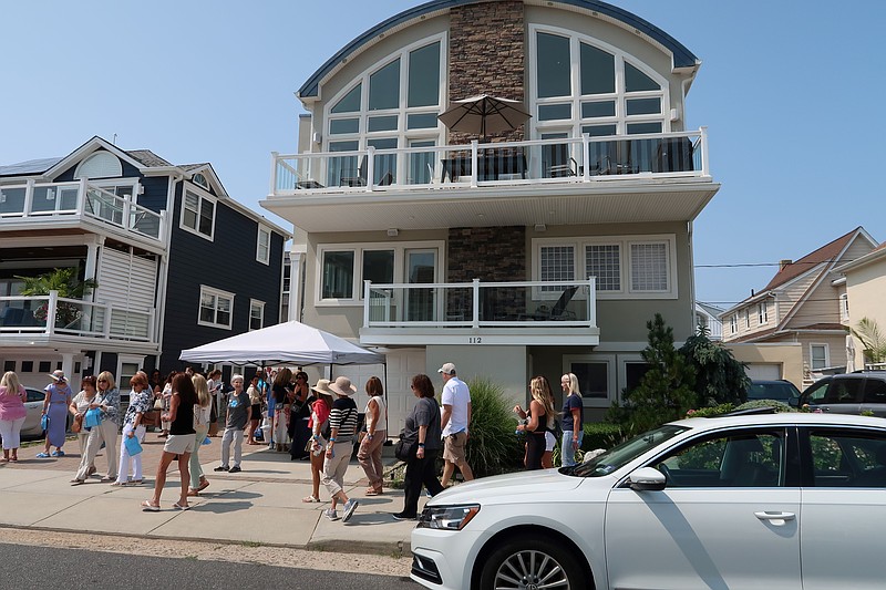 JFS/More than 125 VIPs took the 36th Annual JFS House Tour.