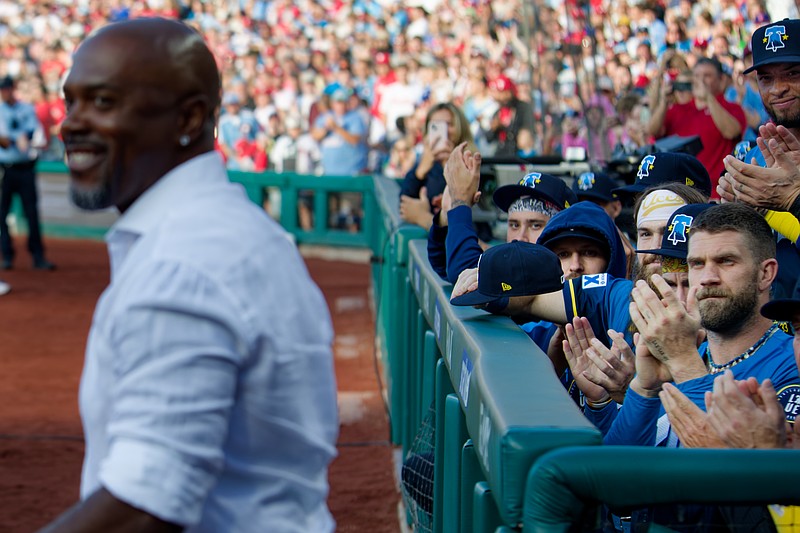 Aug 1, 2025; Philadelphia, Pennsylvania, USA; Bryce Harper and the current Philadelphia Phillies applaud Jimmy Rollins as he walks onto the field during Toyota Phillies Wall of Fame Night at Citizens Bank Park. (Grace Del Pizzo/On Pattison)