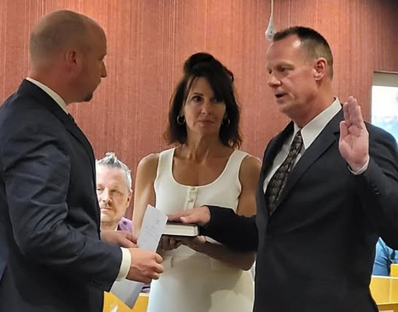 Souderton Mayor Dan Yocum swears in Jeff O’Brien as the borough’s new police chief at the Aug. 4 Souderton Borough Council meeting. (Credit: Dan Yocum)
