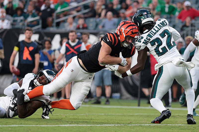 Aug 7, 2025; Philadelphia, Pennsylvania, USA; Cincinnati Bengals tight end Tanner Hudson (87) runs for a touchdown against Philadelphia Eagles cornerback Mac McWilliams (22) and linebacker Smael Mondon Jr. (42) after his catch during the first quarter at Lincoln Financial Field. Mandatory Credit: Bill Streicher-Imagn Images