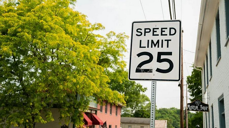 A speed limit 25 sign is posted along a street. (Photo: Grace David / The Center Square)