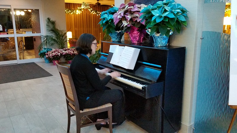 Pianist Ingrid Forss provided the musical entertainment in the hotel lobby.