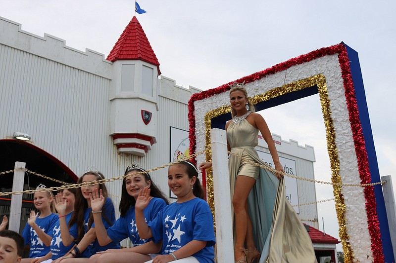 Miss New Jersey 2017 Kaitlyn Schoeffel flashes a winning smile at the adoring crowd.