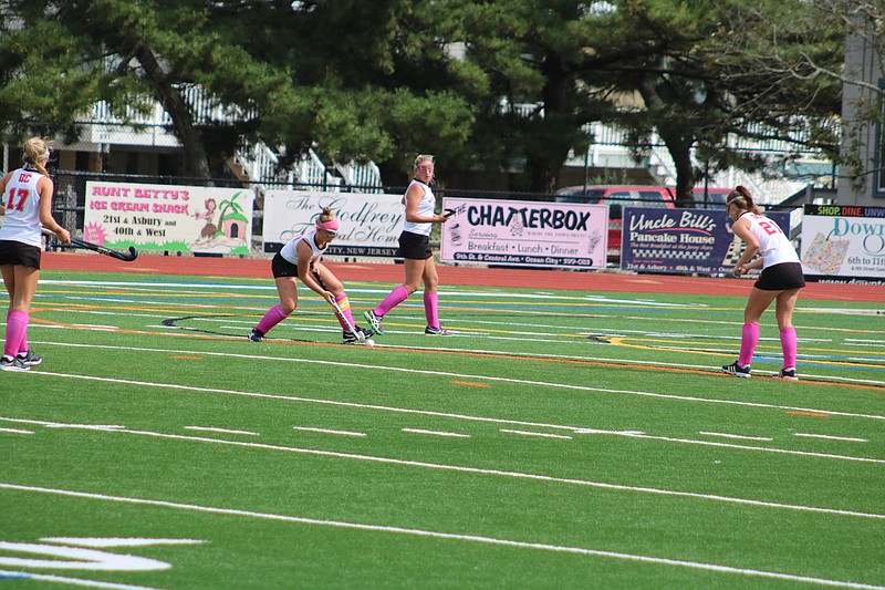 Reese Bloomstead (10) shoots and scores on goal off a corner penalty.