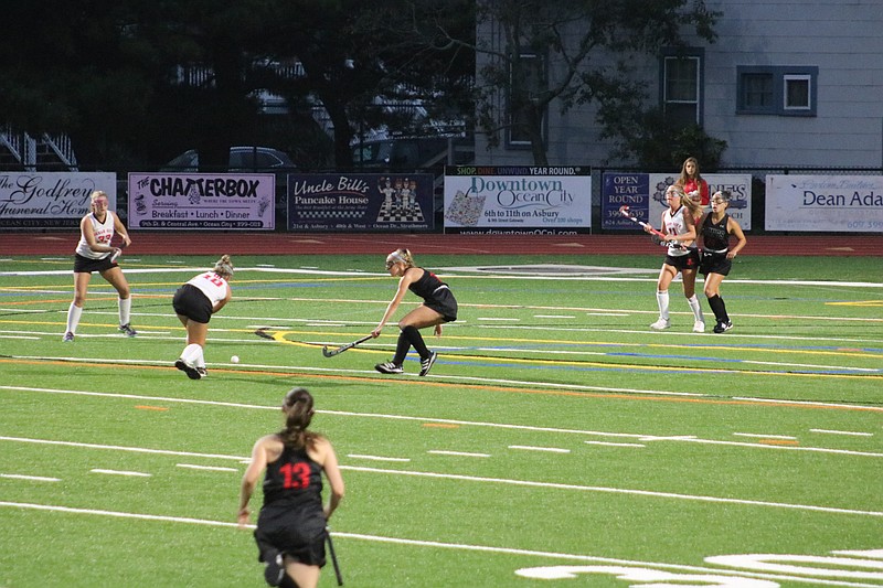 Reese Bloomstead (10) makes a pass to teammate Jaclyn Charbonneau (33).