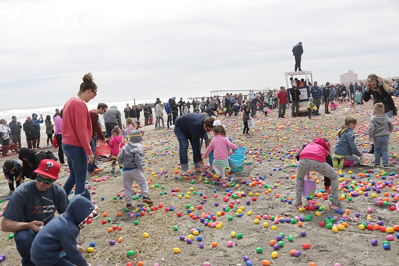 Children and their parents pack the beaches for the Easter Egg Hunt in 2019.