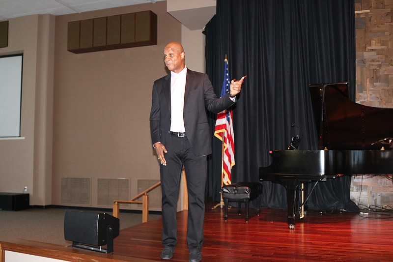 Darryl Strawberry engages the audience.