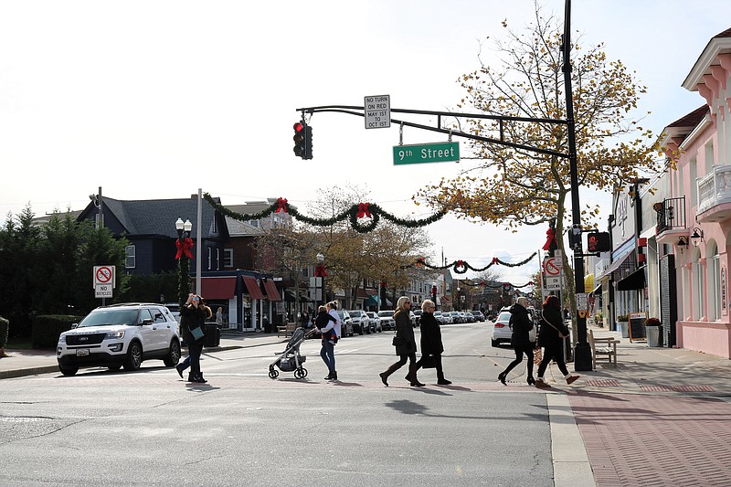 Ninth Street bustles with shoppers and strollers.