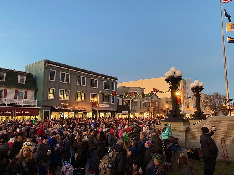 Crowds await the tree lighting and the arrival of Santa Claus. (Photo courtesy of the Ocean City Regional Chamber of Commerce)