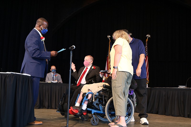 Bob Barr, center, takes the oath of office from state Assemblyman Antwan McClellan.