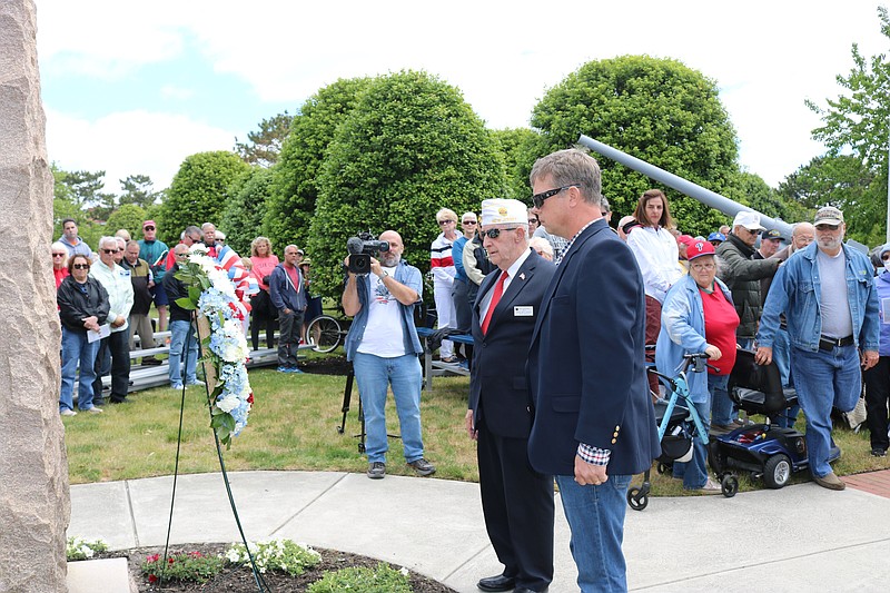 Chief Warrant Officer Joe Bisbing of the Marines of VFW Post 6650 and Air Force Lt. Colonel Tom Dahl present the wreath. 