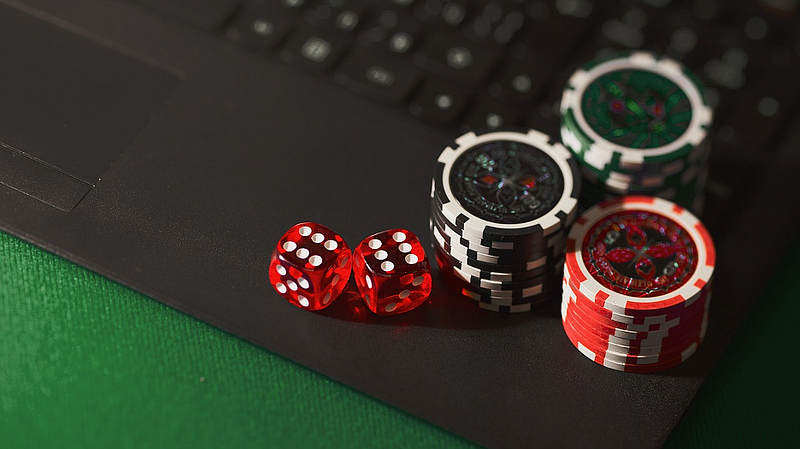 https://pixabay.com/photos/dice-chips-online-gambling-5012425/