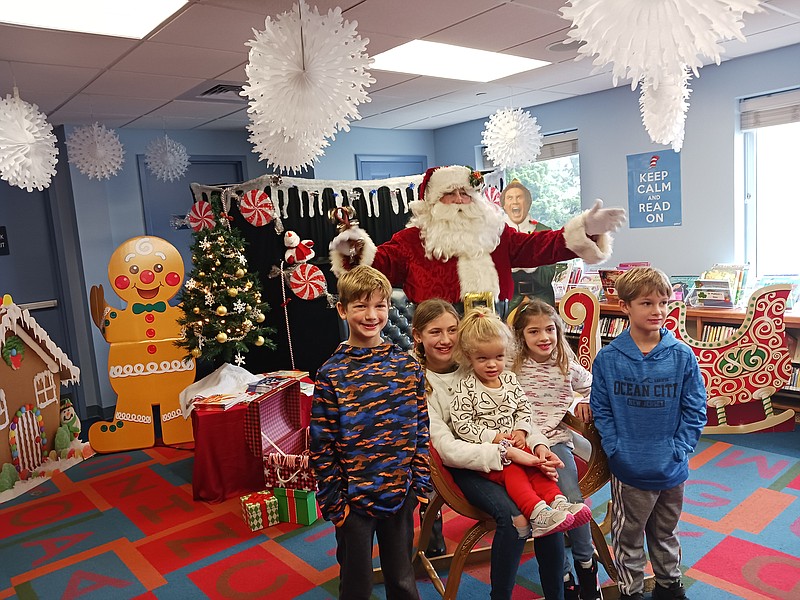 From left, Zenon, Anya and Vera Kaczaniuk and cousins, Madison and Nathan Barber pose with Santa.