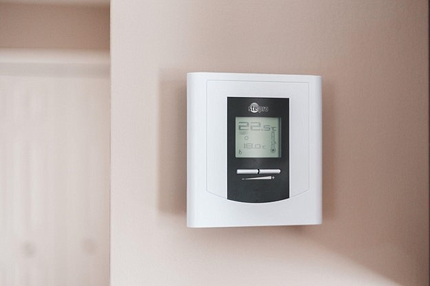 Source: 
<a href="https://www.pexels.com/photo/white-thermostat-hanging-on-the-wall-7616651/">Pexels.com</a>