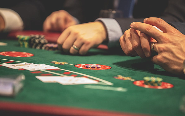 (https://www.pexels.com/photo/person-playing-poker-1871508/)