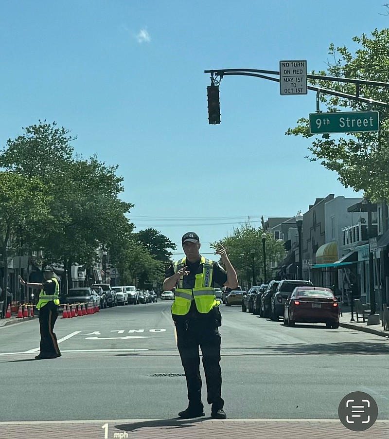 Police direct traffic downtown during the outage. (Photo courtesy of John Walton)