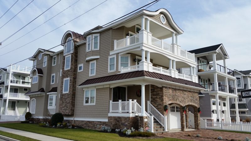 An upscale house at the corner of 56th Street and Pleasure Avenue features a series of bump-outs along the side wall.