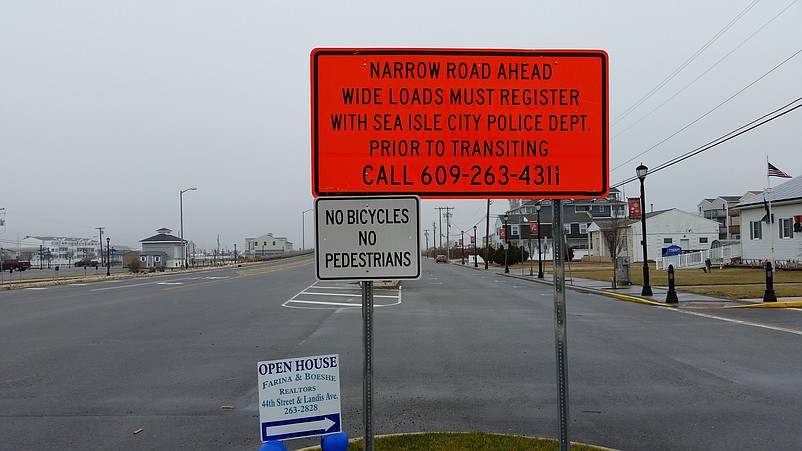 A sign warns motorists of the narrow lanes through the construction site.