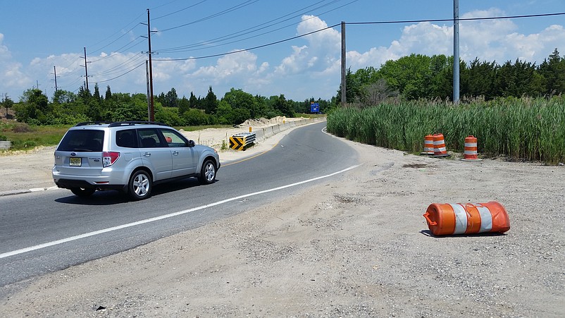 A narrow lane allows outbound traffic to merge with the Garden State Parkway's northbound side.