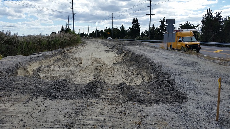 Excavation work is being done on the new, elevated road on the left. In the meantime, traffic continues to use the existing, low-lying lanes.