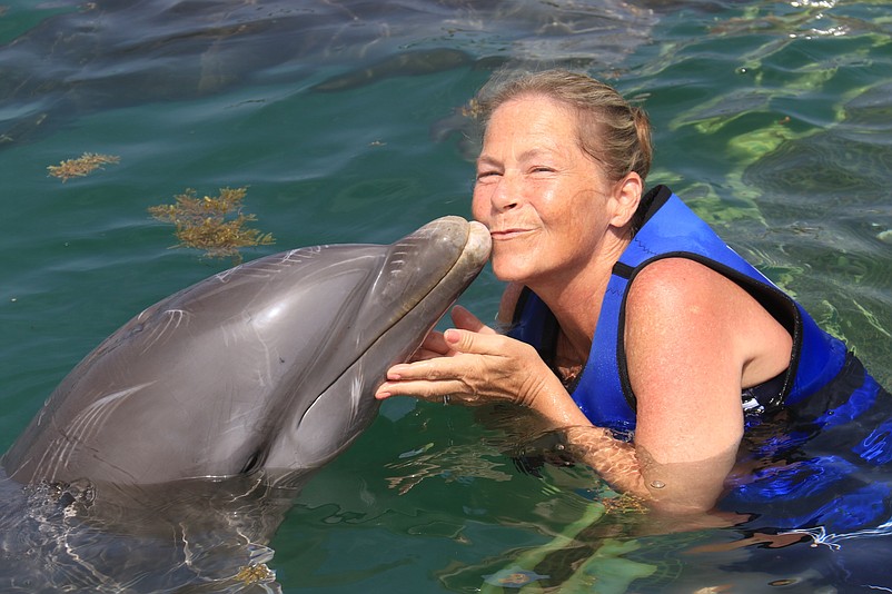 Donna Black kisses a dolphin during her 2017 vacation to Punta Cana sponsored by For Pete's Sake.