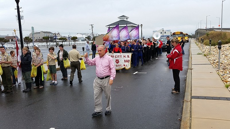 Mayor Leonard Desiderio, whose family sponsored the Columbus Day Parade, gives the thumbs-up sign to start the procession in 2016.