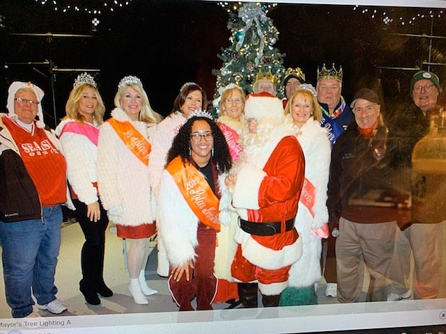 From left, former Polar Bear Kings and Queens, Jodi LaRosa (2013), Margie Kirkpatrick ( 2019), Kathleen Albright(2016), Kathy Betsch (2017), Ed Cunane (2017) ( behind Santa) Jim Bogan (2019), Kate O’Brien ( 2018), Mike Johnson ( 2018) with Sea Isle Mayor Leonard Desiderio. (Photo courtesy Kathleen Albright)