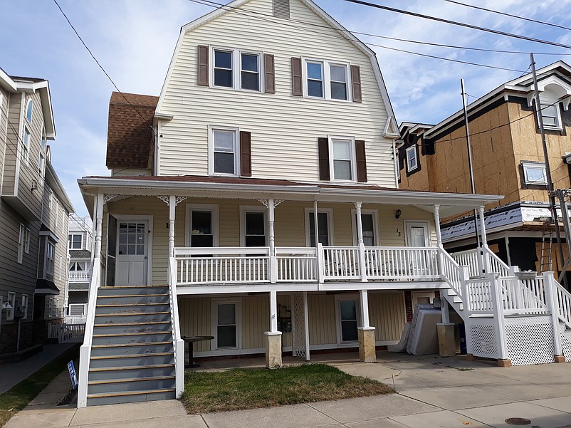 This twin residence on the beach block of 51st Street is an example of an historic home that lacks enough space for on-site parking.