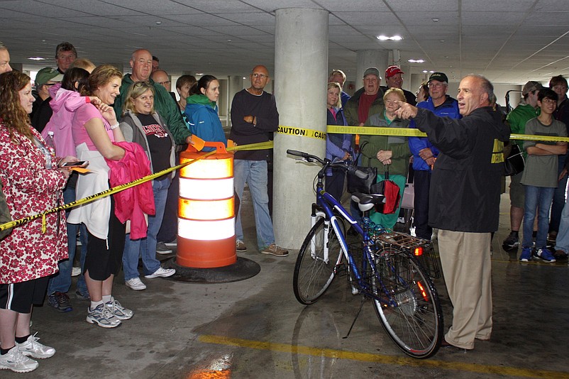 Mayor Leonard Desiderio, right, serves as auctioneer during the event. (Photo courtesy of Sea Isle City)