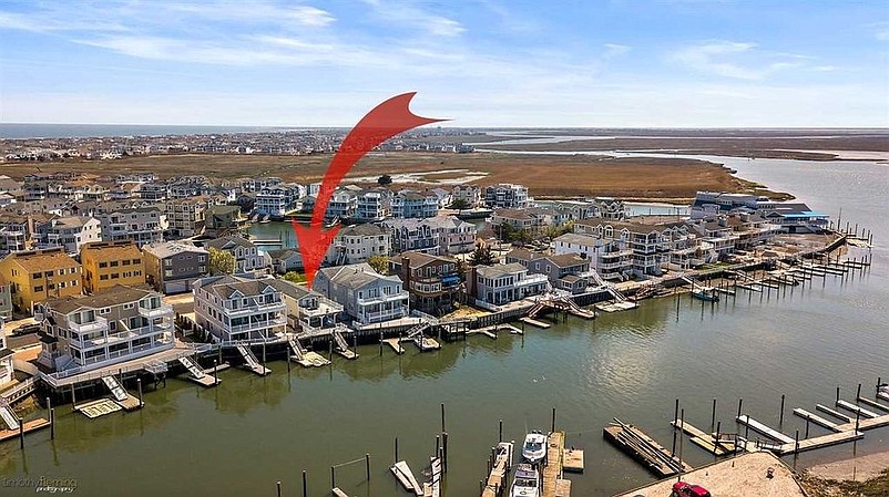 The duplex at 4434 Venicean Road, designated by the red arrow, overlooks the bayfront in a neighborhood of upscale homes.